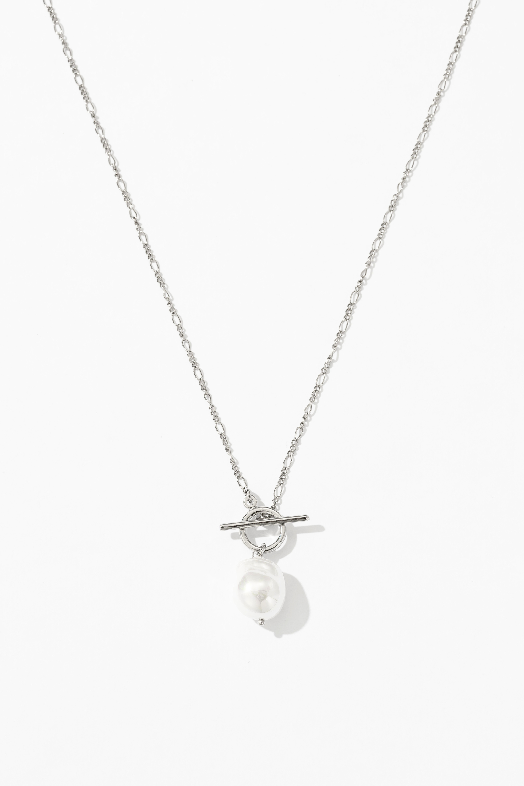 Elegant necklace with golden pearl