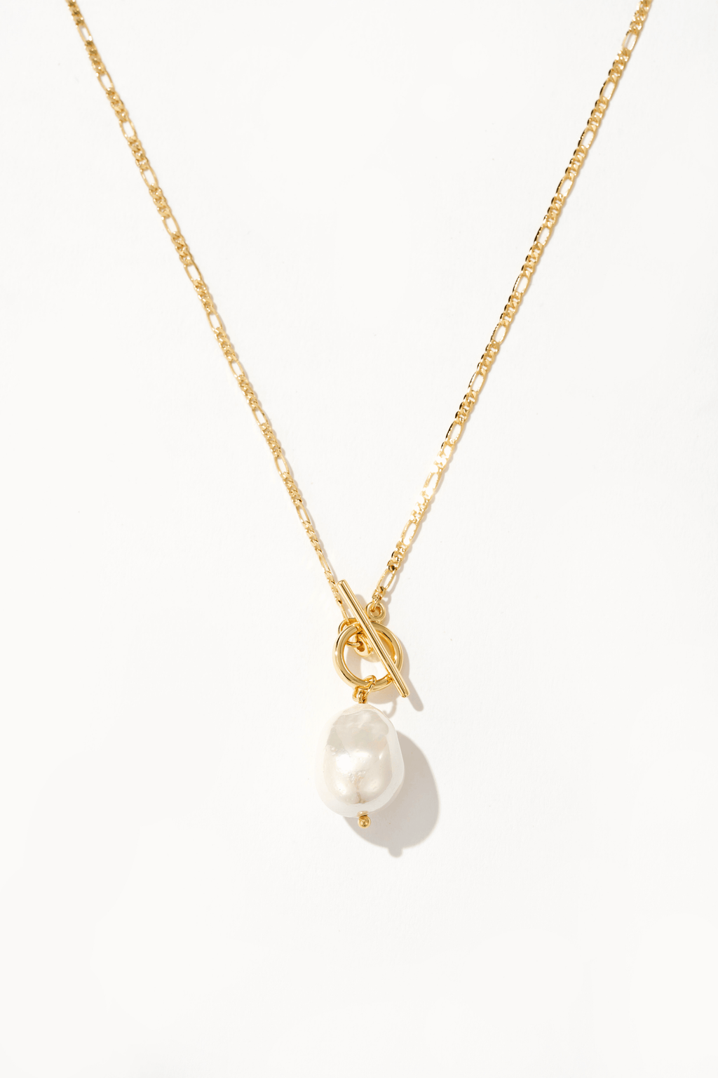 Elegant necklace with golden pearl