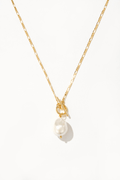 Elegant necklace with golden pearl