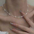 Elegant necklace with luminous pearls
