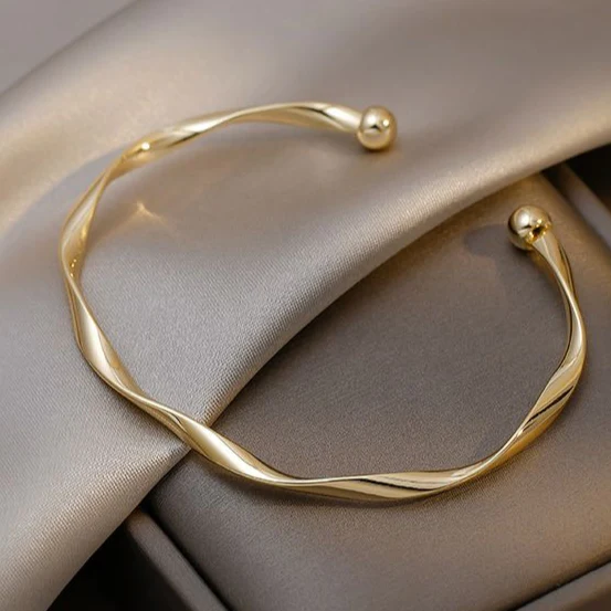 Elegant Golden Tone Bracelet